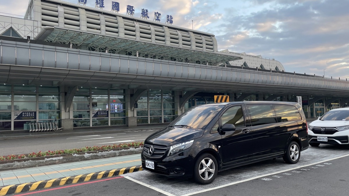 The Wanma Mercedes-Benz Vito private car is parked at the entrance of Kaohsiung Xiaogang Airport International Terminal waiting for pickup