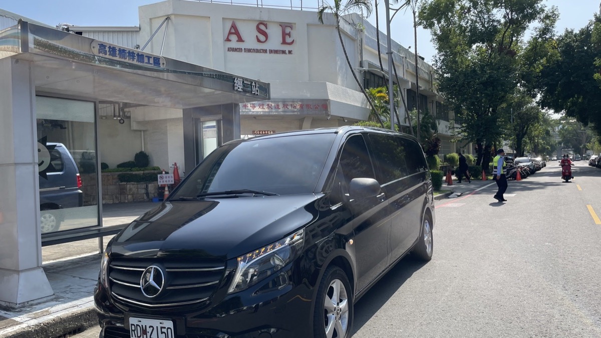 The Wanma Mercedes-Benz Vito nine-seater private car waits for passengers by the roadside